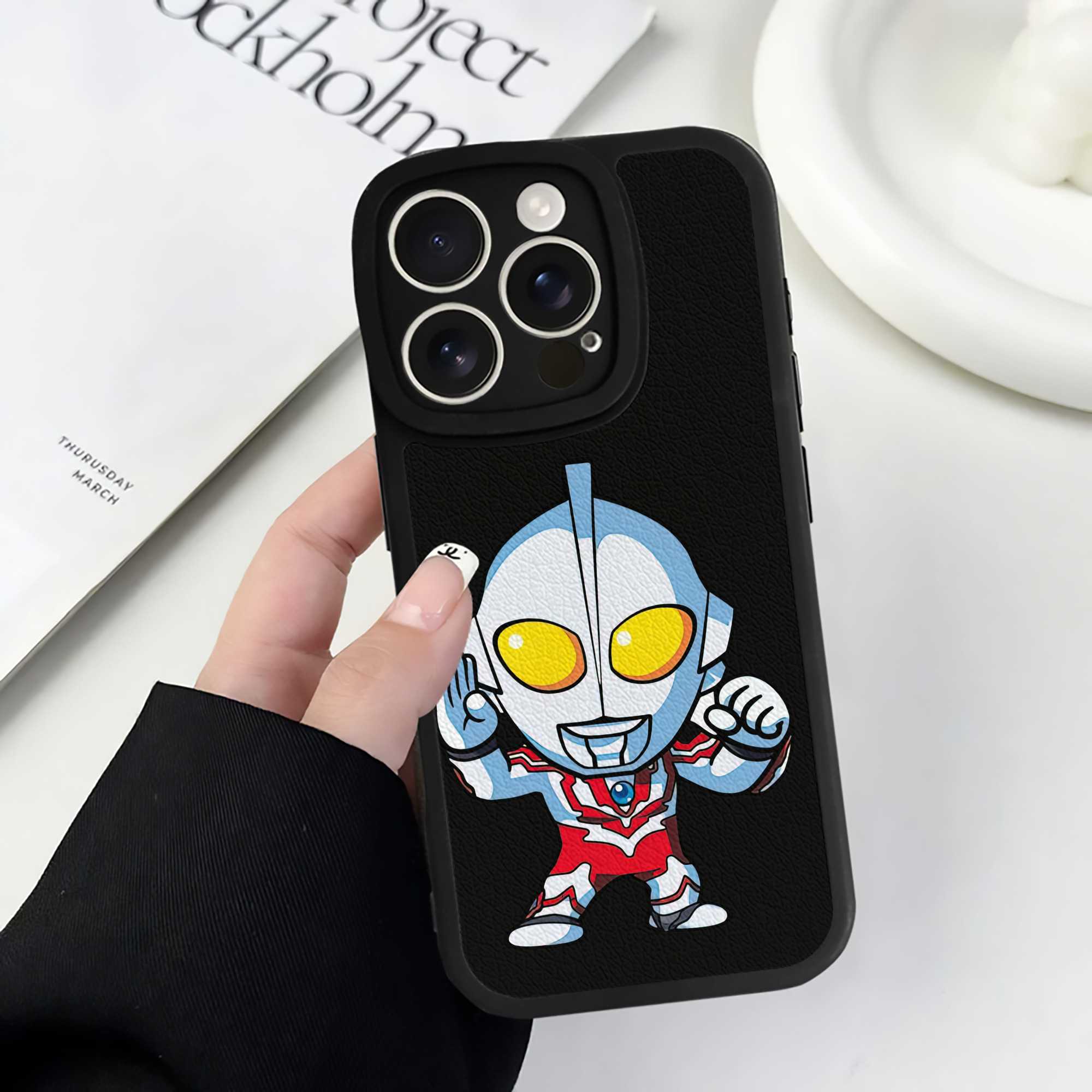 （画像用） ウルトラマン Ultraman 【iPhone 16シリーズ対応】シリコンスマホケース（レザー調） 材質：シリコン